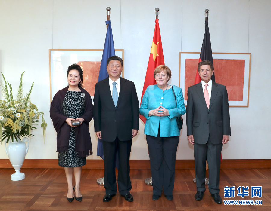 當(dāng)?shù)貢r(shí)間7月4日晚，剛剛抵達(dá)柏林的國家主席習(xí)近平在利伯曼故居同德國總理默克爾舉行會見。這是習(xí)近平和夫人彭麗媛抵達(dá)位于柏林市中心勃蘭登堡門附近的利伯曼故居時(shí)，受到默克爾和丈夫紹爾熱情迎接。新華社記者 馬占成 攝