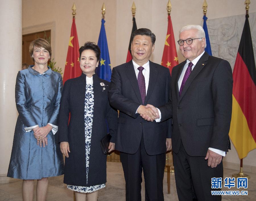 7月5日,國家主席習(xí)近平在柏林會見德國總統(tǒng)施泰因邁爾。會見前,施泰因邁爾在總統(tǒng)府花園為習(xí)近平舉行隆重歡迎儀式。這是習(xí)近平和夫人彭麗媛同施泰因邁爾夫婦合影。新華社記者 李學(xué)仁 攝 7月5日,國家主席習(xí)近平在柏林會見德國總統(tǒng)施泰因邁爾。會見前,施泰因邁爾在總統(tǒng)府花園為習(xí)近平舉行隆重歡迎儀式。這是習(xí)近平和夫人彭麗媛同施泰因邁爾夫婦合影。新華社記者 李學(xué)仁 攝