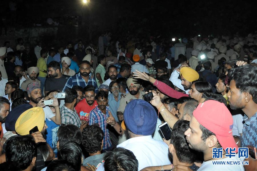 (國際)(1)印度發生列車撞人事故 造成至少50人喪生