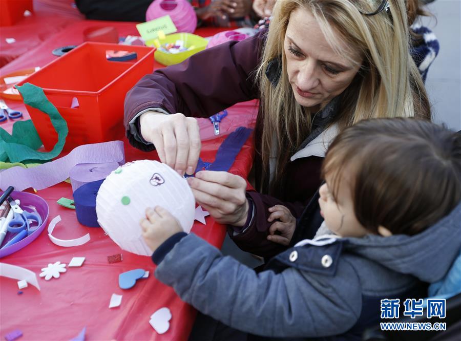 (國(guó)際·圖文互動(dòng))(3)到洛杉磯農(nóng)夫市場(chǎng)紅紅火火過大年