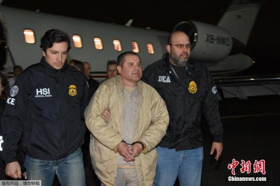 當地時間2017年1月20日,美國紐約,墨西哥毒梟古茲曼抵達紐約長島麥克阿瑟機場,即將在紐約受審。 點擊進入下一頁