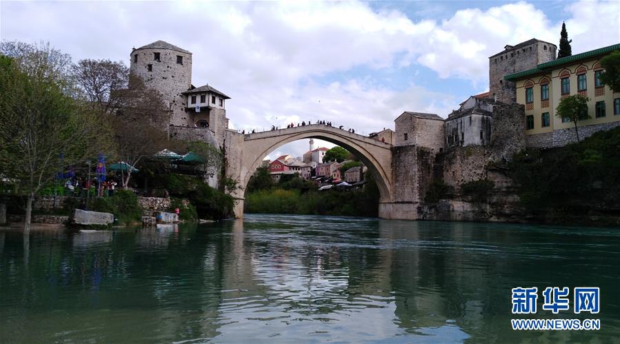 (國際·圖文互動)(1)通訊:波黑莫斯塔爾古橋上的跳水人