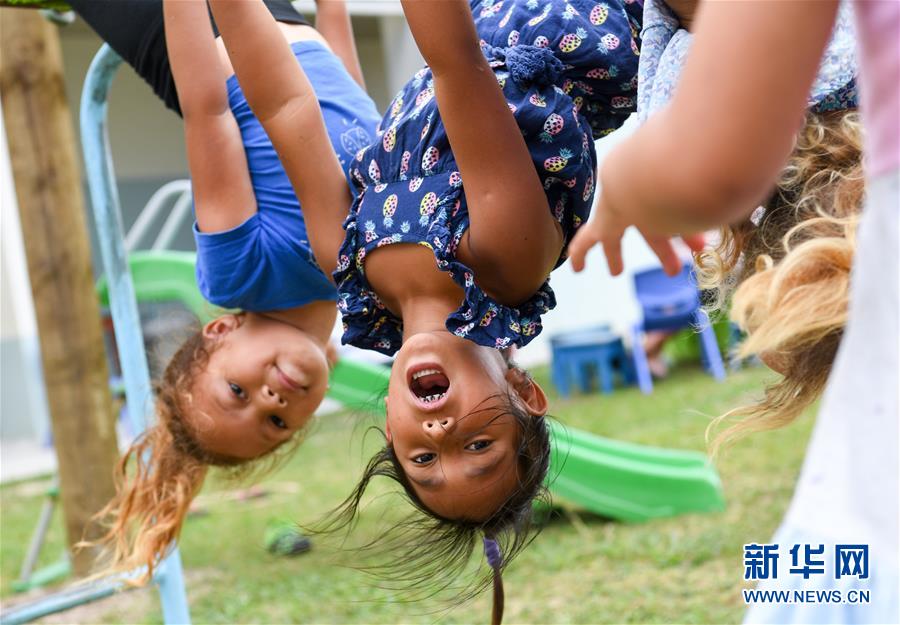 （國(guó)際·圖文互動(dòng)）（3）中國(guó)援建“你好”學(xué)校　圓庫克群島孩子夢(mèng)