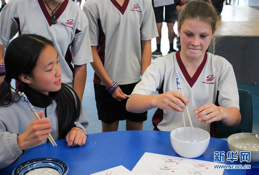 （國際·圖文互動）（4）通訊：“Kia Ora，都來吧，漢語學習發了芽”——新西蘭羅托魯阿初級中學中文助教的夢想