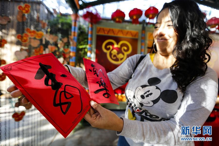 (國(guó)際·圖文互動(dòng))(1)通訊:美國(guó)迪士尼加州冒險(xiǎn)樂園紅紅火火迎鼠年