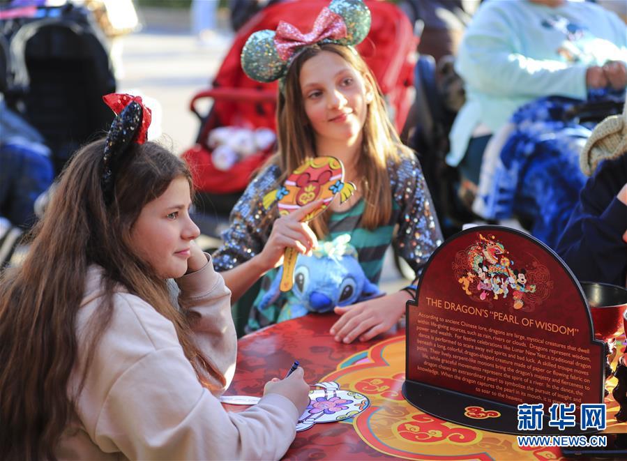 (國(guó)際·圖文互動(dòng))(5)通訊:美國(guó)迪士尼加州冒險(xiǎn)樂園紅紅火火迎鼠年