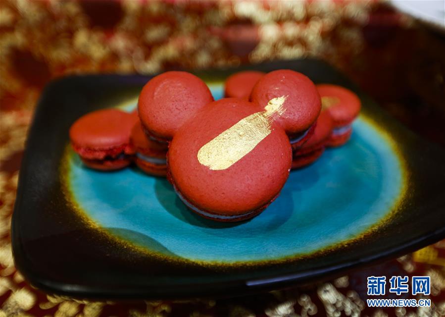 (國(guó)際·圖文互動(dòng))(9)通訊:美國(guó)迪士尼加州冒險(xiǎn)樂園紅紅火火迎鼠年