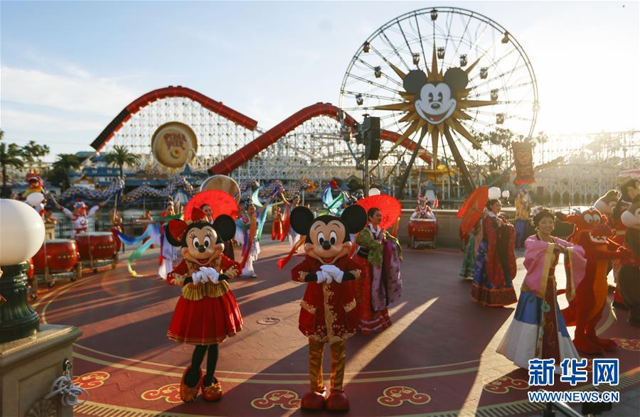 (國(guó)際·圖文互動(dòng))(10)通訊:美國(guó)迪士尼加州冒險(xiǎn)樂園紅紅火火迎鼠年