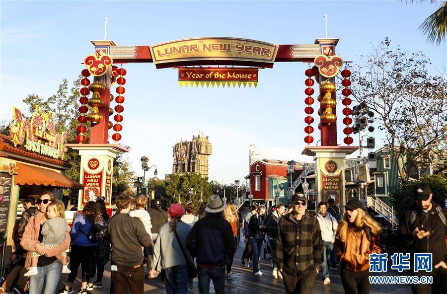 (國(guó)際·圖文互動(dòng))(11)通訊:美國(guó)迪士尼加州冒險(xiǎn)樂園紅紅火火迎鼠年