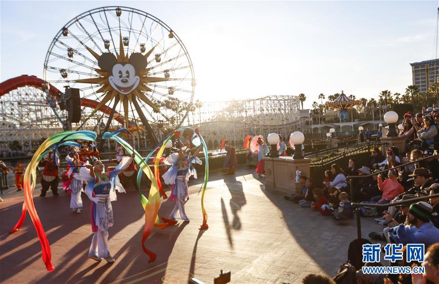 (國(guó)際·圖文互動(dòng))(12)通訊:美國(guó)迪士尼加州冒險(xiǎn)樂園紅紅火火迎鼠年