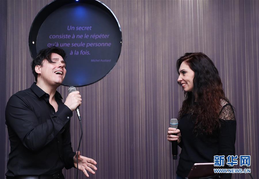 （國(guó)際·圖文互動(dòng)）（2）通訊：手牽手，我們共同驅(qū)散陰霾——法國(guó)音樂人創(chuàng)作抗疫歌曲背后的故事