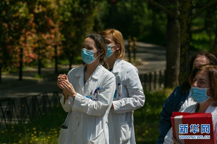 （國際疫情·圖文互動）（8）雅典“卡車音樂會”致敬白衣天使