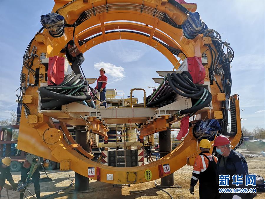 (國際·圖文互動)(2)通訊:“大國重器”亮相莫斯科——中國11米級大盾構機在俄始發記