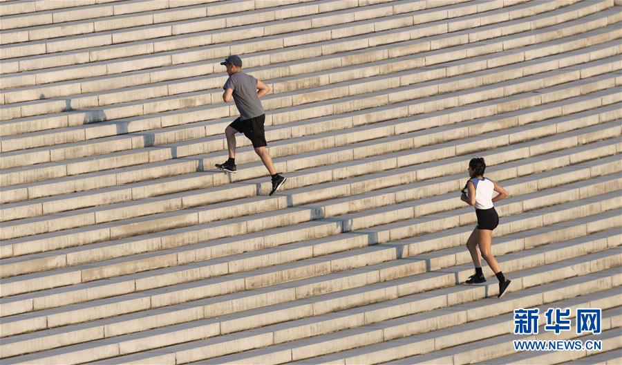 (國(guó)際疫情·XHDW)(4)美國(guó)官方單日新增新冠病例超5.4萬(wàn)例