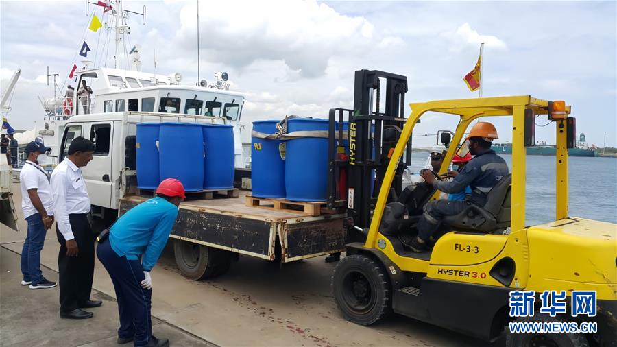 (國際·圖文互動)(3)在斯里蘭卡中國專家和中資企業助力油輪滅火