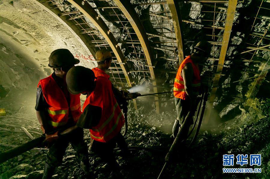 (國際)(1)中老鐵路全線隧道實現(xiàn)貫通