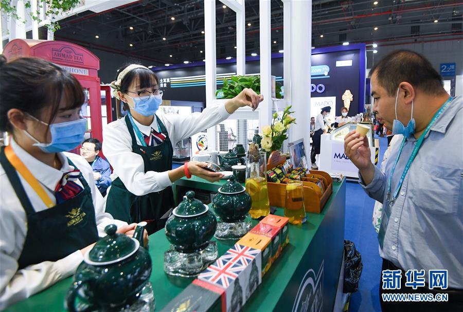 (第三屆進博會·圖文互動)(2)全球“寶藏級”美食薈萃——進博會食品及農產品館遍藏世間珍饈