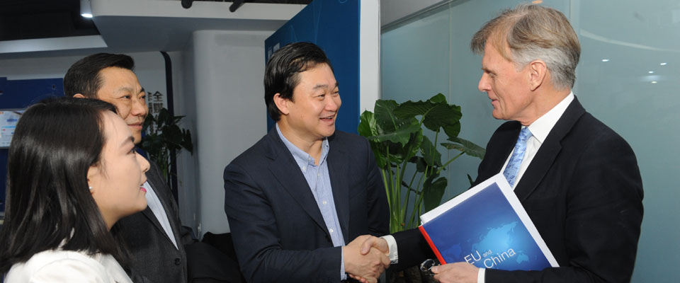 新華網董事長、總裁田舒斌會見丹麥駐華大使裴德盛