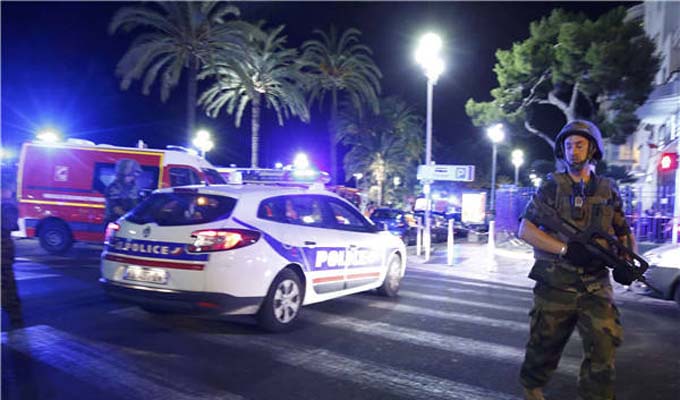 法國尼斯一輛卡車沖入人群 數十人死亡(圖)